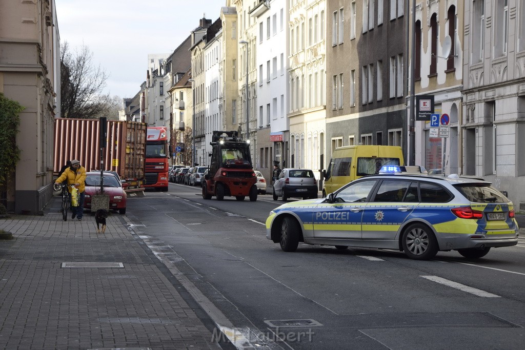 LKW gegen Bruecke wegen Rettungsgasse Koeln Muelheim P75.JPG - Miklos Laubert